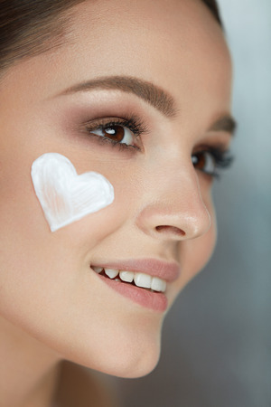 How to Achieve a Flawless Base: Foundation and Concealer Techniques for All Skin Types
