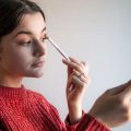 How to Create a Long-Lasting Makeup Look for Oily Skin: Tips and Techniques
