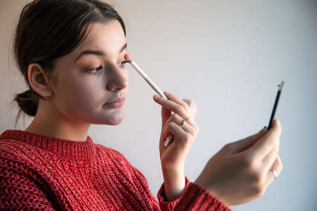 How to Create a Long-Lasting Makeup Look for Oily Skin: Tips and Techniques
